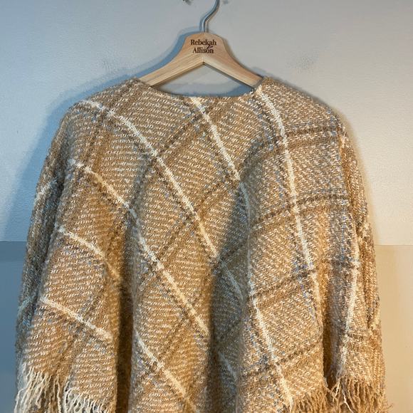 Boyne Valley Weavers Irish Vtg Wool & Alpaca Knit Plaid Poncho Cape Tan/White OS - Picture 10 of 11